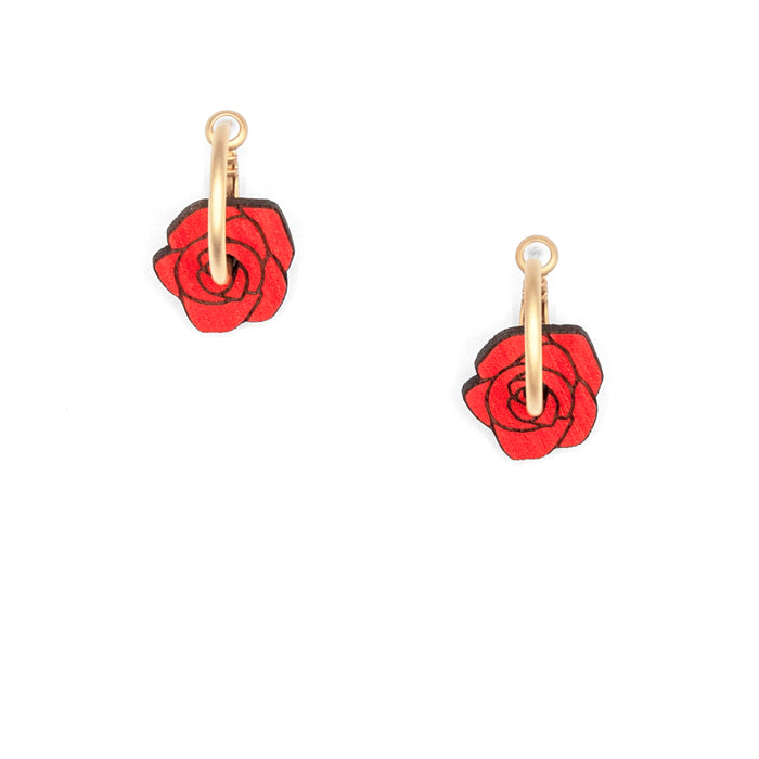 Pendientes de aro con charm de madera en forma de rosa roja