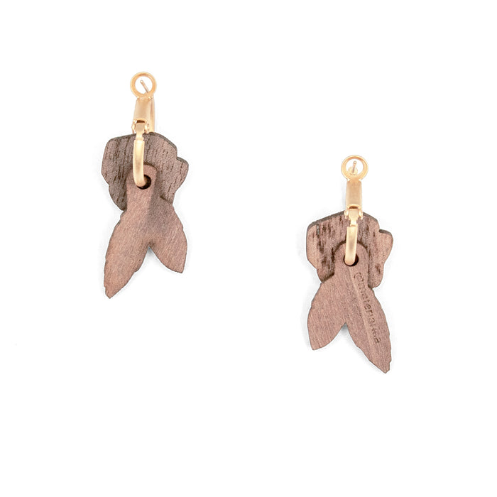 trasera de Pendientes de aro con charm de madera en forma de rosa roja, blanca y hojas verdes.