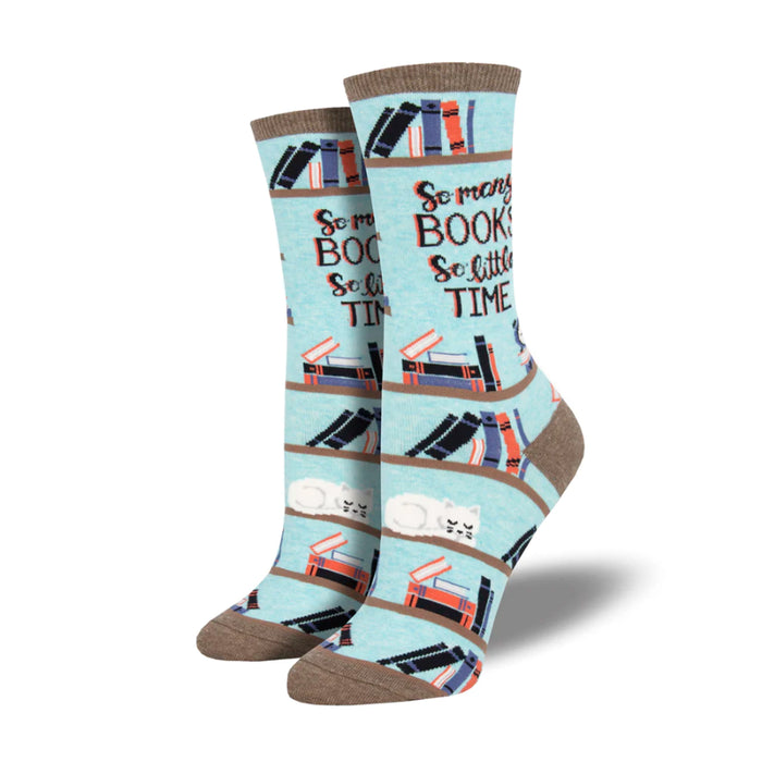 Calcetines de media caña de fondo azul estampado con librerías, gatos y el texto “So many books so little time” (tantos libros, tan poco tiempo). Calcetines estampados con estanterías de libros con la puntera, el remate y el talón en gris.