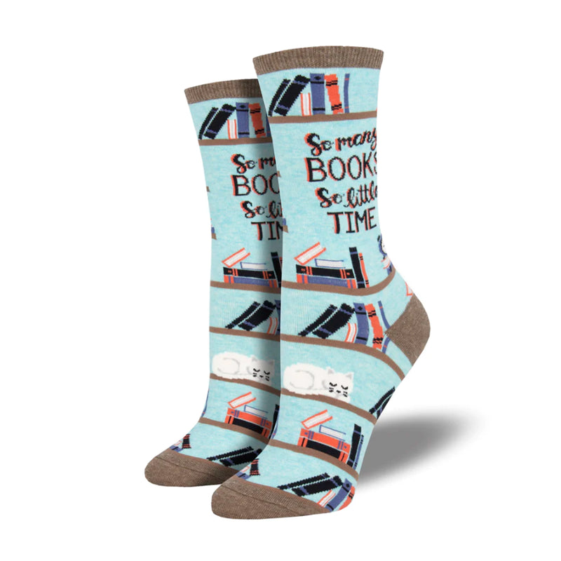Calcetines de media caña de fondo azul estampado con librerías, gatos y el texto “So many books so little time” (tantos libros, tan poco tiempo). Calcetines estampados con estanterías de libros con la puntera, el remate y el talón en gris.