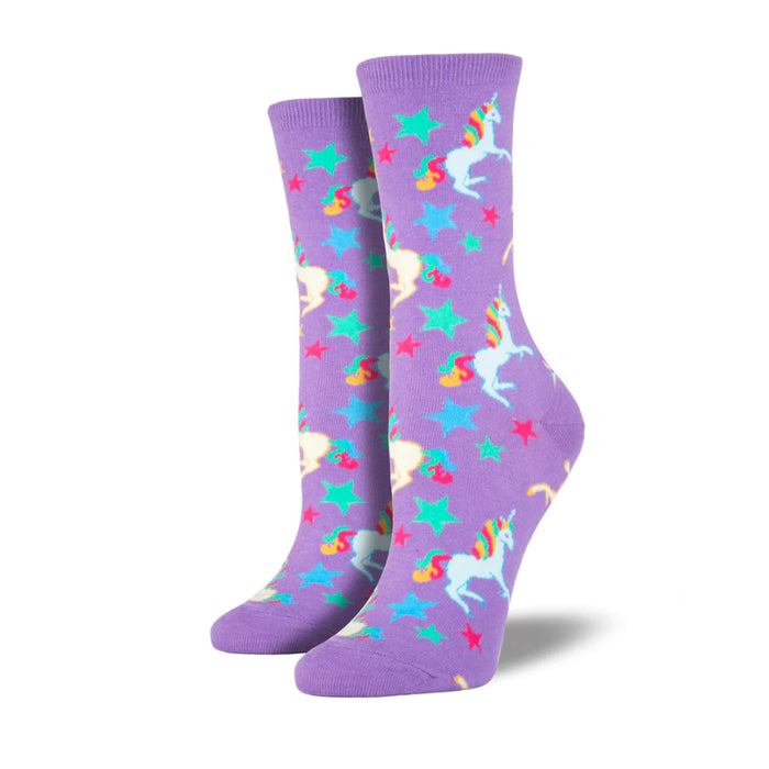 Calcetines color lila con dibujo de unicornios blancos con crin y cola arcoíris y estrellas azules, verdes y rosas.
