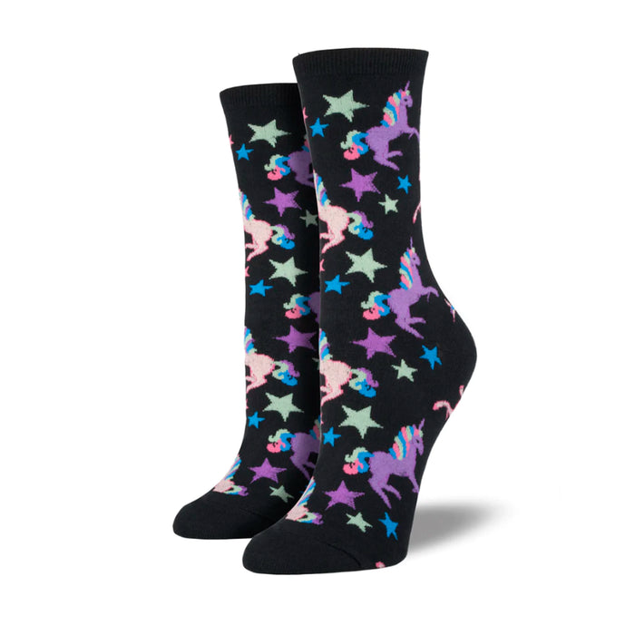 Calcetines color negro con dibujo de unicornios lila y rosa con crin y cola gris, azul y rosa y estrellas grises, azules y moradas. Calcetines negros de estampado de unicornios.