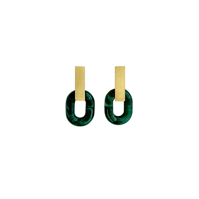 Pendientes elegantes y minimalistas compuestos por una pieza de latón rectangular vertical y un círculo verde de acetato con acabado mármol.