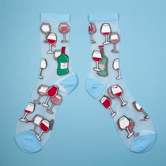 Divertidos calcetines de malla transparente con dibujos de copas y botellas de vino tinto. Calcetines divertidos y originales de algodón, poliéster y spandex.