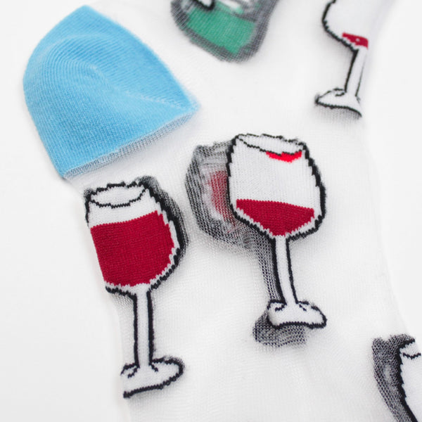 Divertidos calcetines de malla transparente con dibujos de copas y botellas de vino tinto. Calcetines divertidos y originales de algodón, poliéster y spandex.