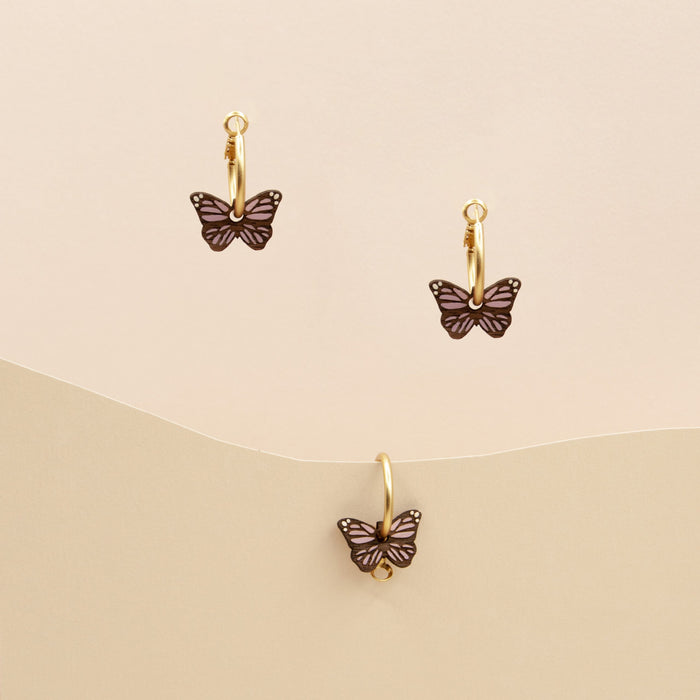 Pendientes de aro con charm de madera en forma de mariposa con detalles pintados en morado