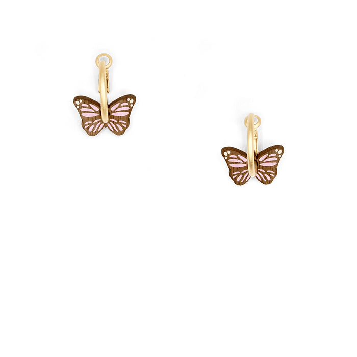 Pendientes de aro con charm de madera en forma de mariposa con detalles pintados en morado