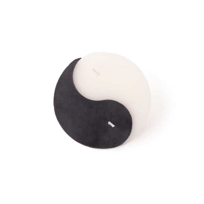 Doble vela decorativa en forma del símbolo chino del ying y el yang. Dos velas en forma de lágrima, una blanca y otra negra que forman el ying yang al juntarse.