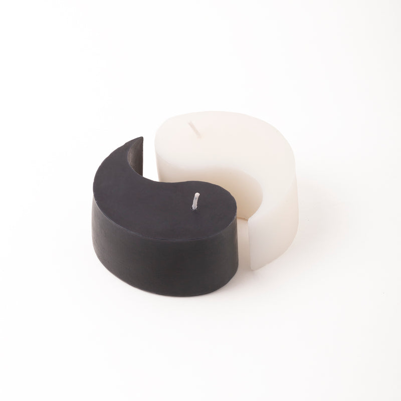 Doble vela decorativa en forma del símbolo chino del ying y el yang. Dos velas en forma de lágrima, una blanca y otra negra que forman el ying yang al juntarse.