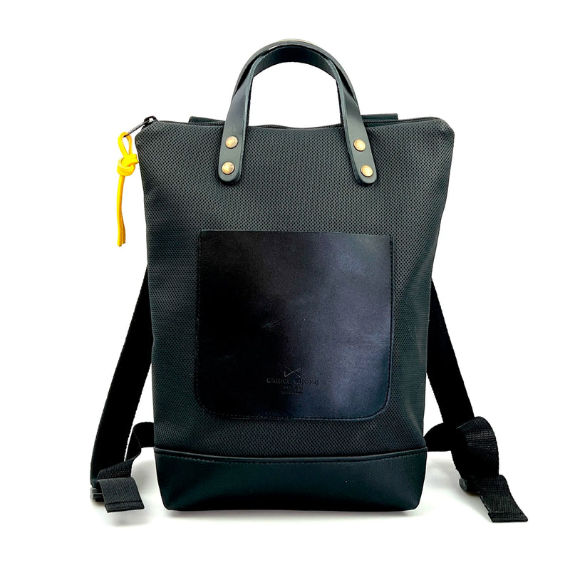 Mochila Mini Impermeable con bolsillo extra Daniel Chong - Negra con bolsillo negro