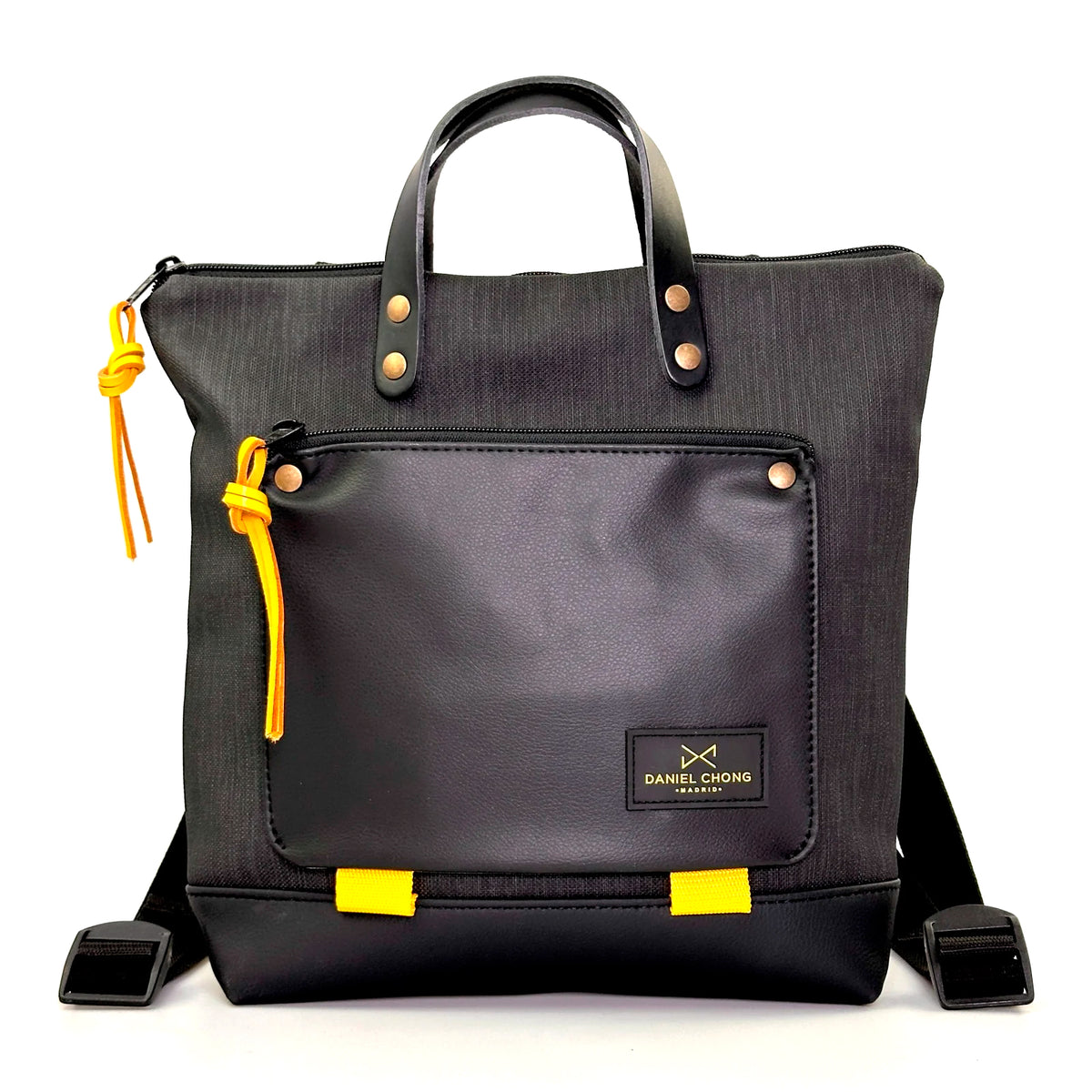 Mochila Mini Book Holder Cuadrada Impermeable con bolsillo extra Daniel Chong - Negro