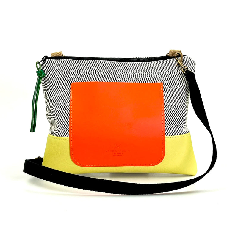 Bandolera mini loneta con bolsillo Daniel Chong - Rayas, base amarilla y bolsillo naranja