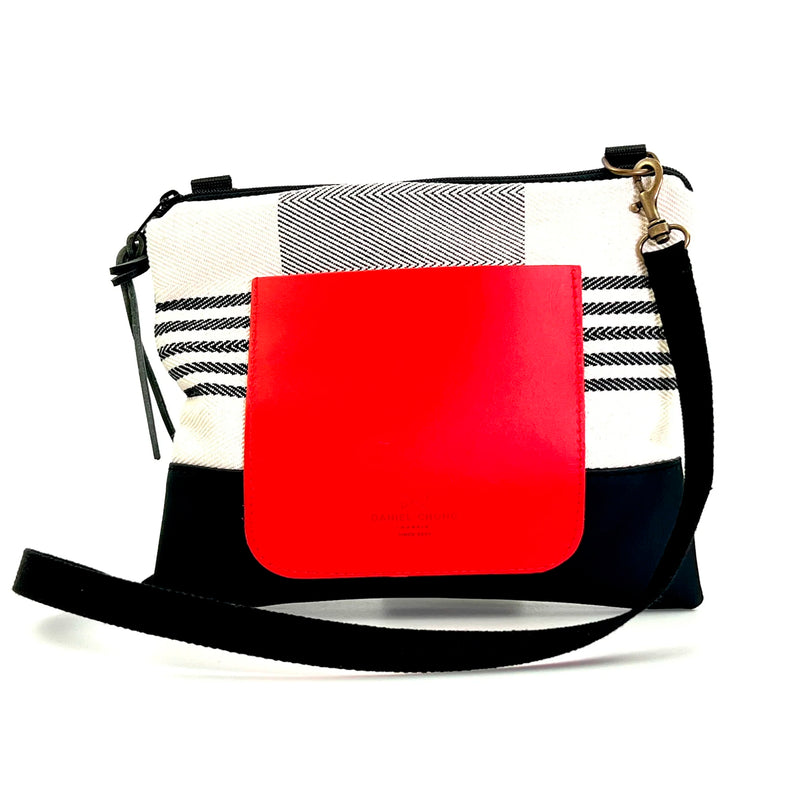 Bandolera mini loneta con bolsillo Daniel Chong - Rayas, base negra y bolsillo rojo