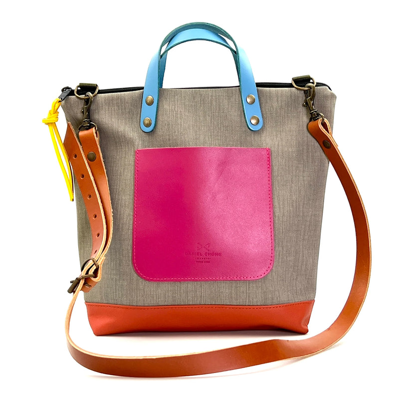 Bandolera cuadrada impermeable Daniel Chong - Gris con bolsillo fucsia
