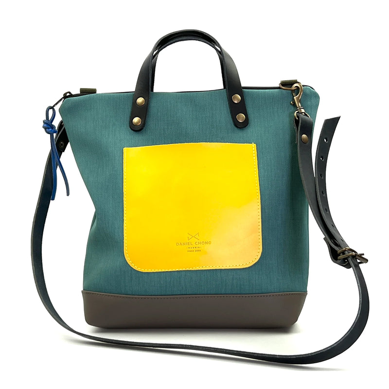 Bandolera cuadrada impermeable Daniel Chong - Turquesa con bolsillo amarillo