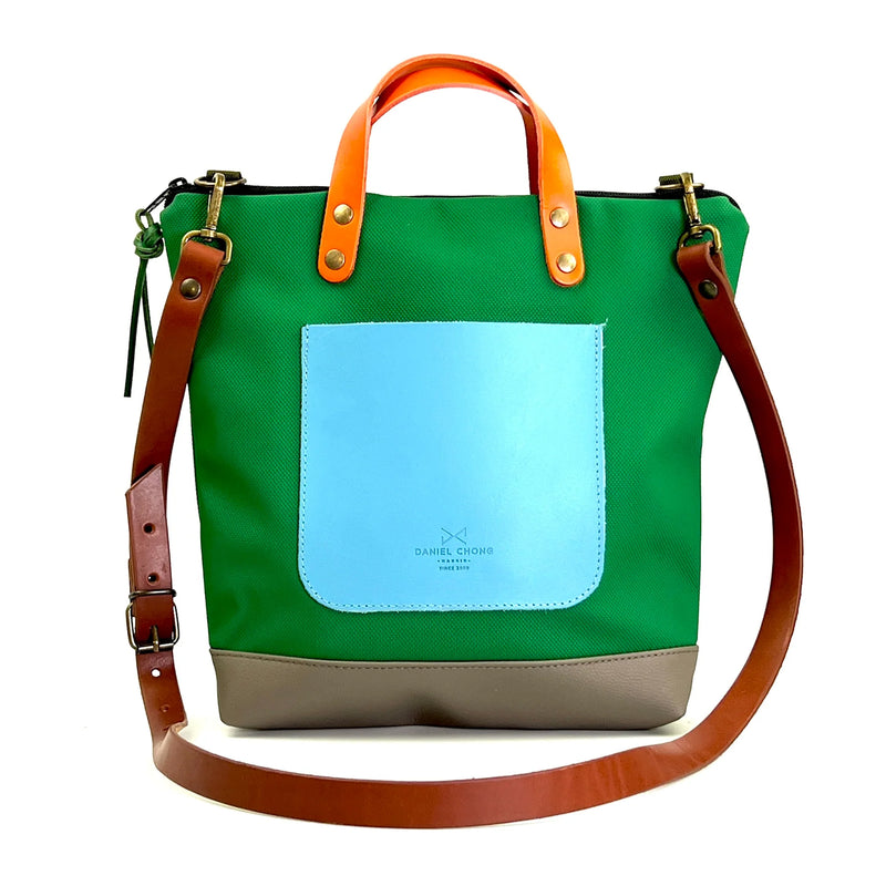 Bandolera cuadrada impermeable Daniel Chong - Verde con bolsillo azul