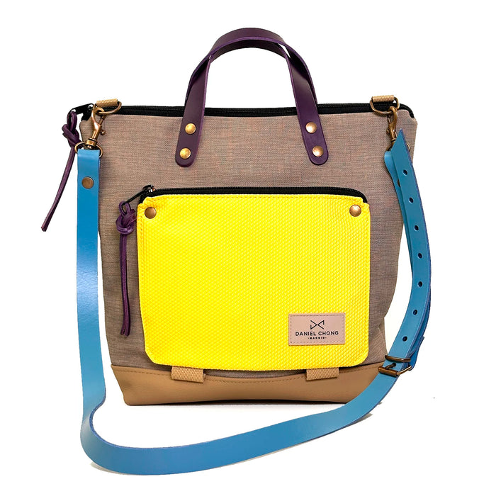 Bandolera Book Holder Cuadrada Impermeable con bolsillo extra Daniel Chong - Gris con bolsillo amarillo