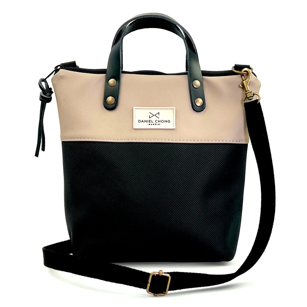 Bandolera mini impermeable con asas Daniel Chong - Asas negro cuerpo beige y negro