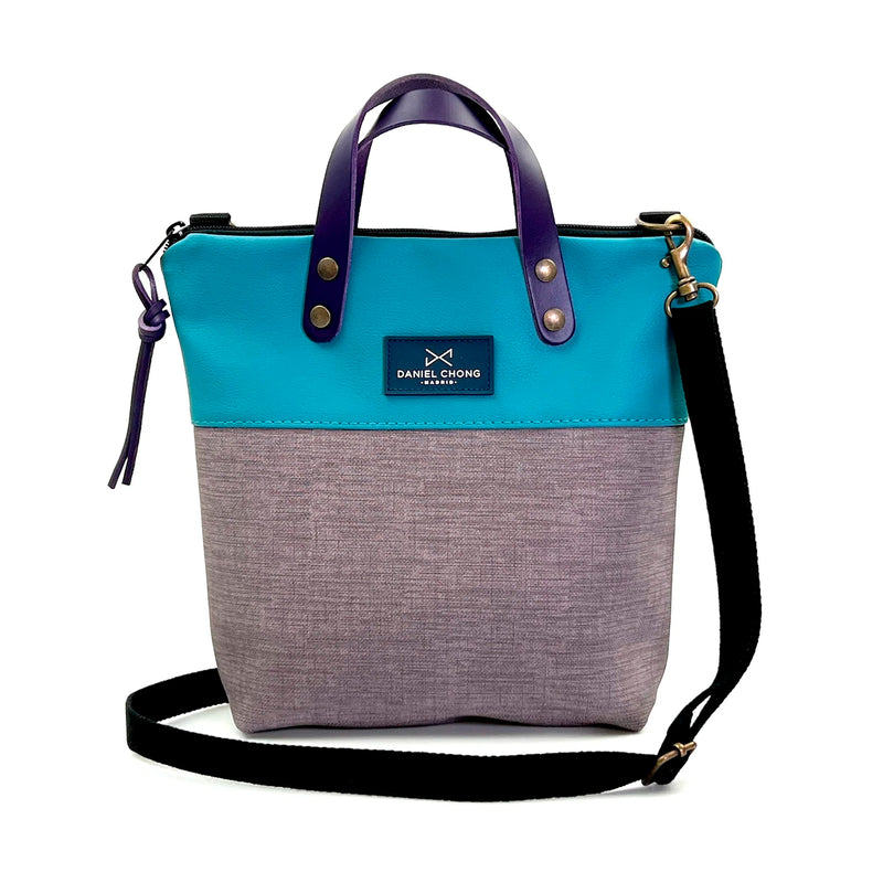 Bandolera mini impermeable con asas Daniel Chong - Asas violeta cuerpo azul y gris