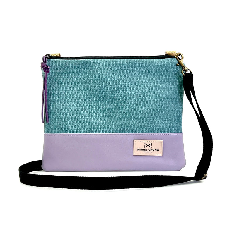 Bandolera mini cuadrada impermeable Daniel Chong - Azul claro con base lila