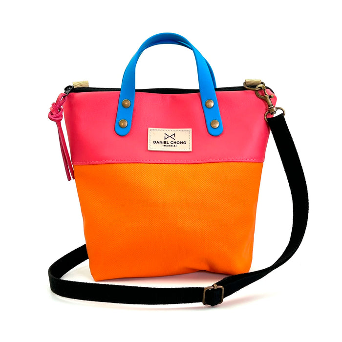 Bandolera mini impermeable con asas vegano Daniel Chong - Asas azules cuerpo fucsia y naranja