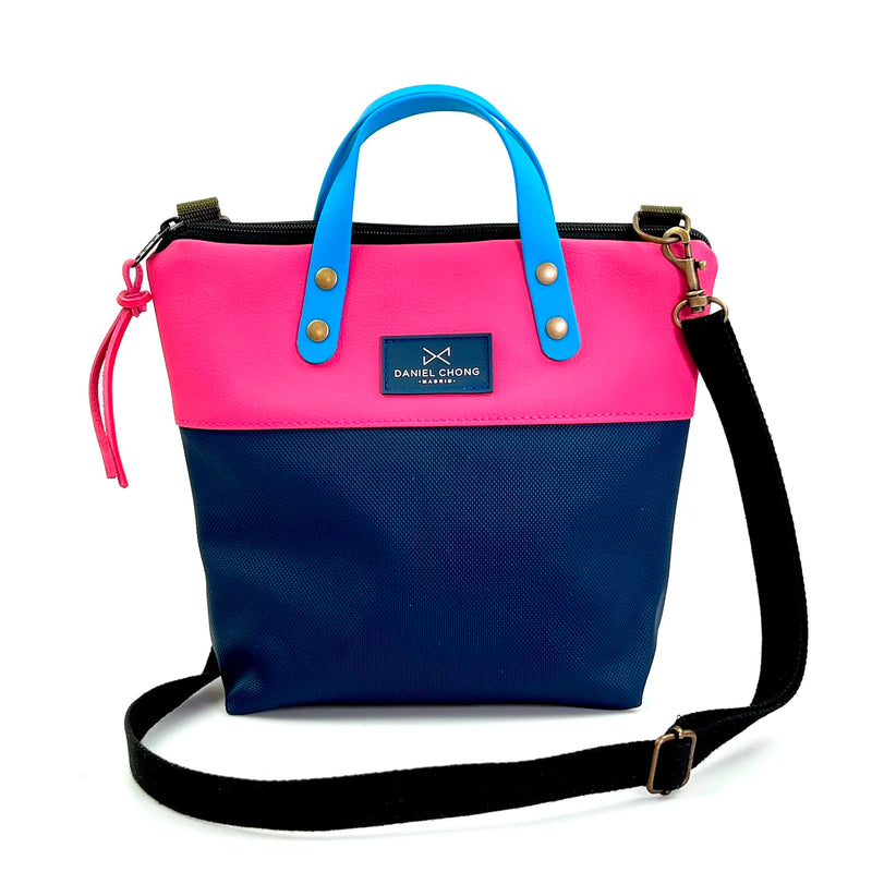 Bandolera mini impermeable con asas vegano Daniel Chong - Asas azules cuerpo fucsia y azul