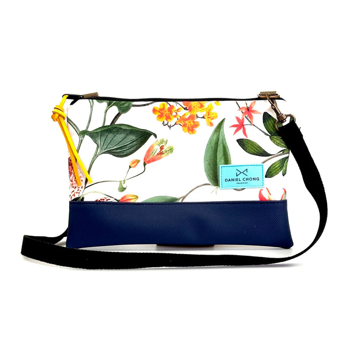 Bandolera mini impermeable Daniel Chong - Flores con base azul