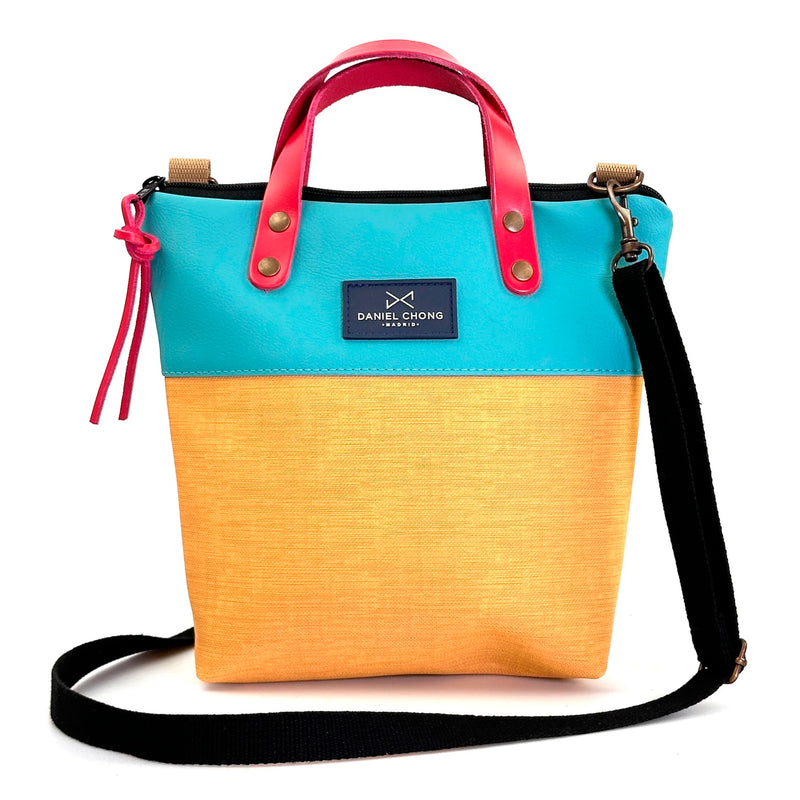 Bandolera mini impermeable con asas Daniel Chong - Asas fucsia cuerpo azul y amarillo