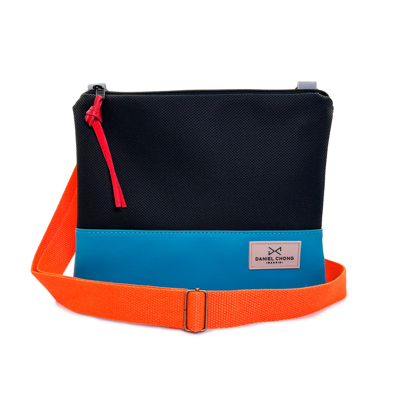 Bandolera mini cuadrada impermeable Daniel Chong - Negro con base azul