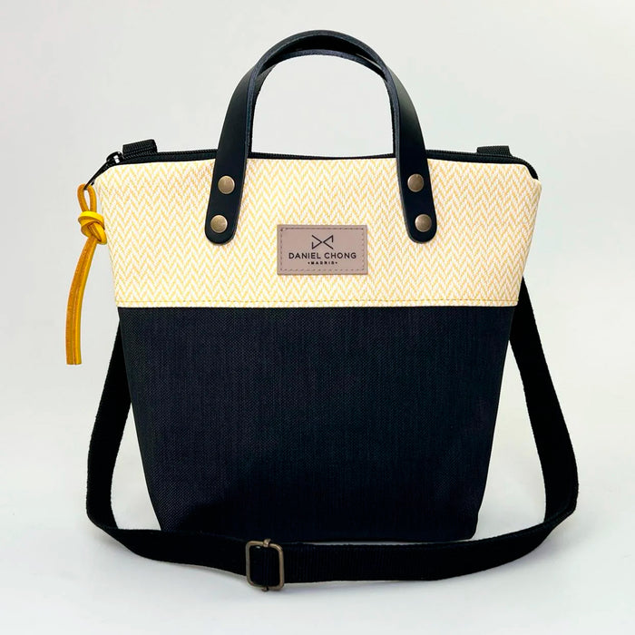 Bandolera mini impermeable con asas Daniel Chong - Asas negro cuerpo espiga amarilla y negro