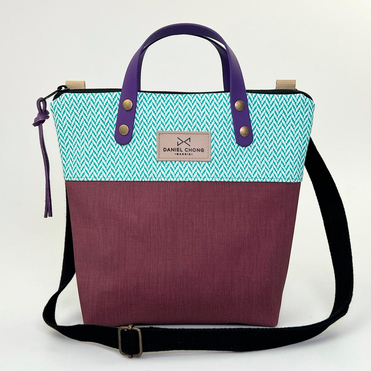 Bandolera mini impermeable con asas Daniel Chong - Asas violeta cuerpo espiga turquesa y color vino