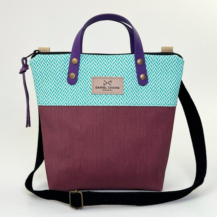 Bandolera mini impermeable con asas Daniel Chong - Asas violeta cuerpo espiga turquesa y color vino