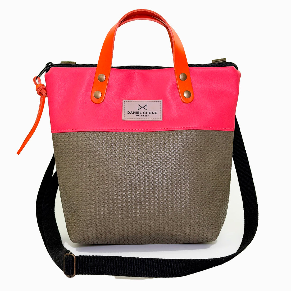 Bandolera mini impermeable con asas Daniel Chong - Asas marrón cuerpo fucsia y gris