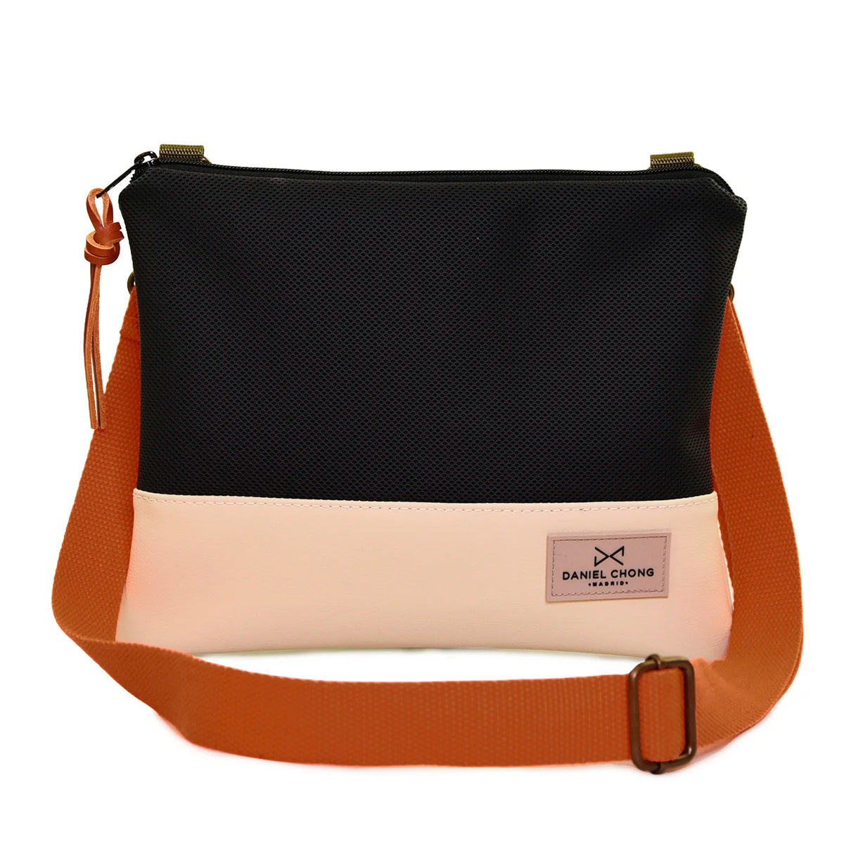 Bandolera mini cuadrada impermeable Daniel Chong - Negro con base beige