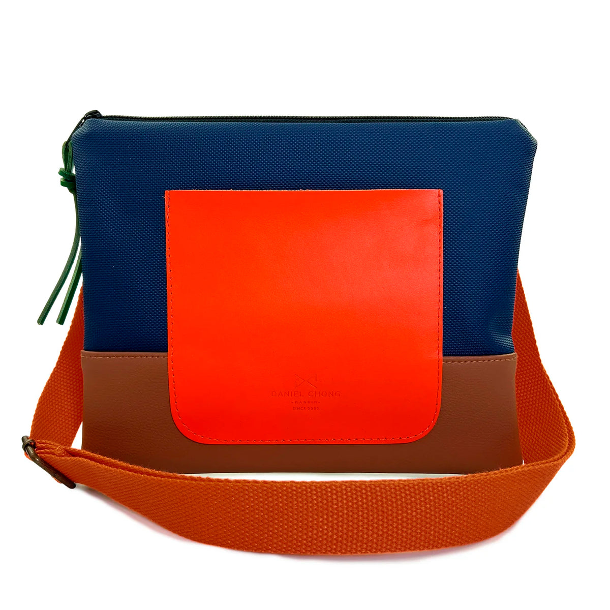 Bandolera mini impermeable con bolsillo Daniel Chong - Azul y marrón con bolsillo naranja