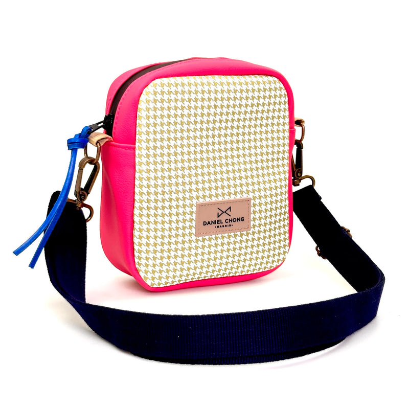 Bandolera Urban Box Mini impermeable Daniel Chong - Pata de gallo y fucsia