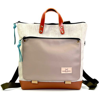 Mochila Book Holder Cuadrada Impermeable con bolsillo extra Daniel Chong - Gris con bolsillo beige