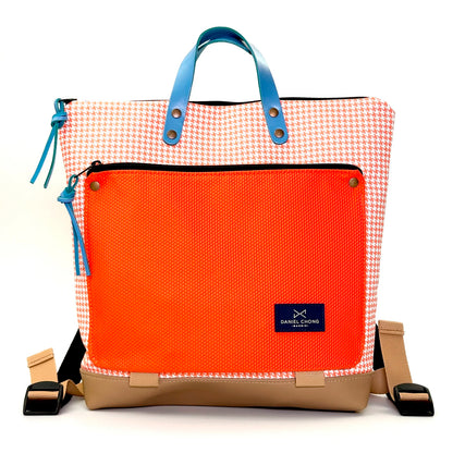 Mochila Book Holder Cuadrada Impermeable con bolsillo extra Daniel Chong - Pata de gallo naranja y bolsillo naranja