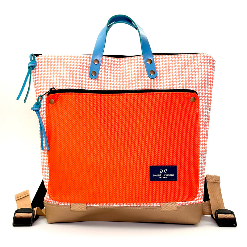 Mochila Book Holder Cuadrada Impermeable con bolsillo extra Daniel Chong - Pata de gallo naranja y bolsillo naranja