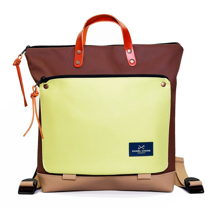Mochila Book Holder Cuadrada Impermeable con bolsillo extra Daniel Chong - Marrón con bolsillo amarillo