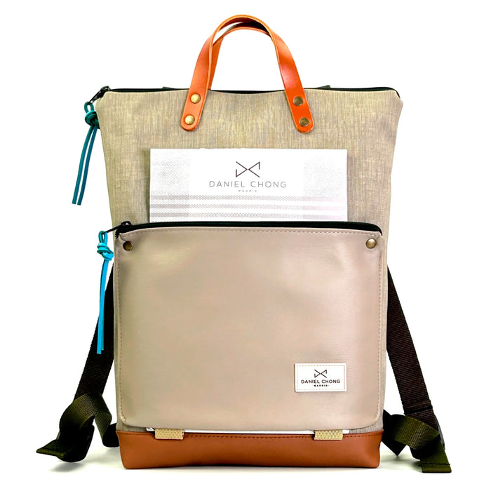 Mochila Book Holder Impermeable con bolsillo extra Daniel Chong - Gris con bolsillo beige