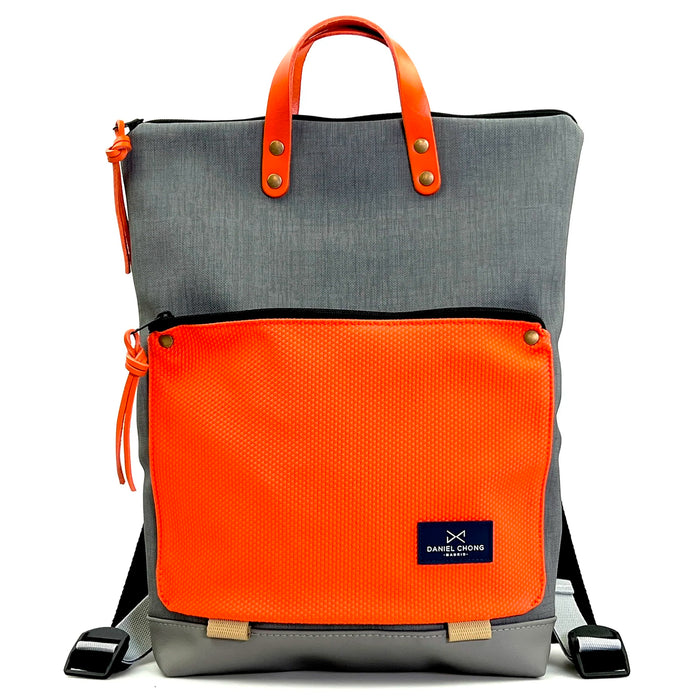 Mochila Book Holder Impermeable con bolsillo extra Daniel Chong - Gris con bolsillo naranja