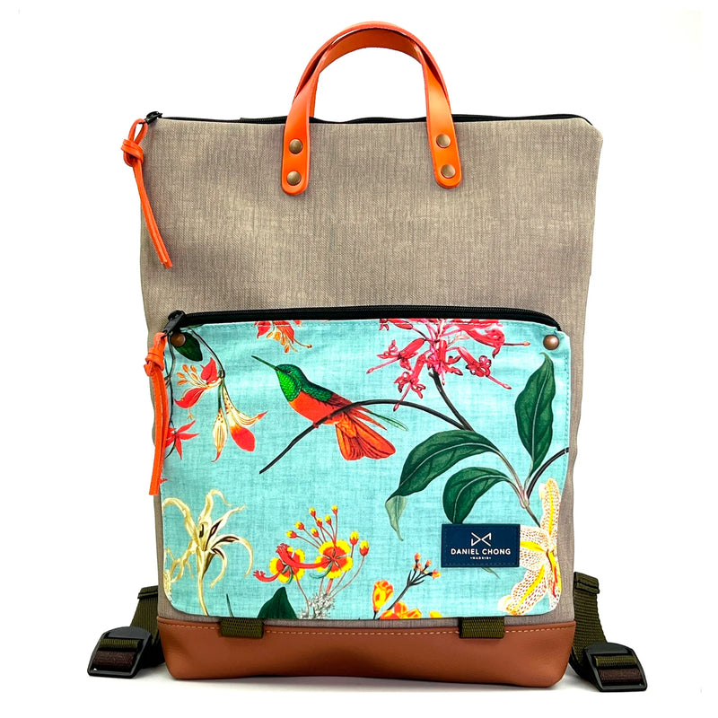 Mochila Book Holder Impermeable con bolsillo extra Daniel Chong - Gris con bolsillo ilustrado colibrí