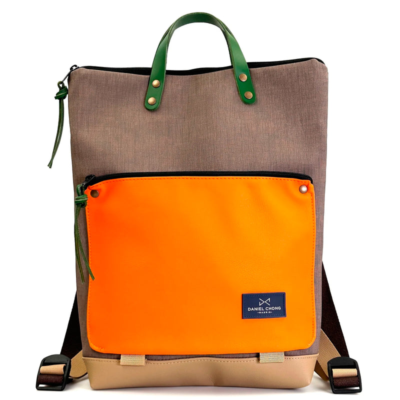 Mochila Book Holder Impermeable con bolsillo extra Daniel Chong - Marrón con bolsillo naranja