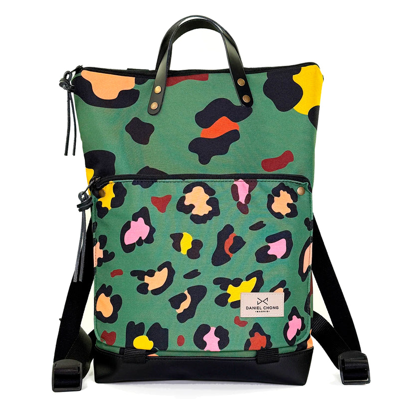 Mochila Book Holder Impermeable con bolsillo extra Daniel Chong - Graphic Edition Animal Print Verde