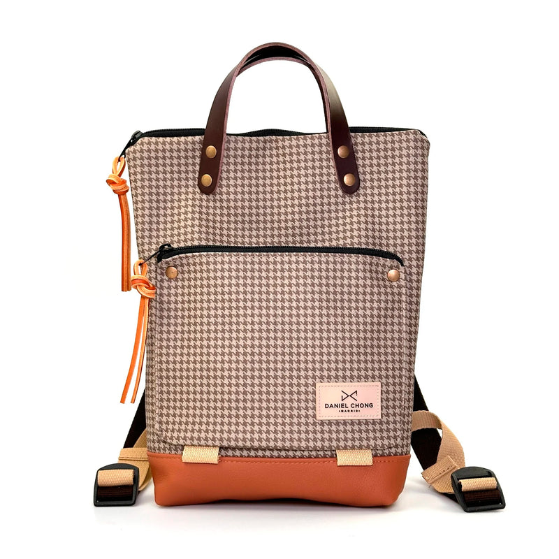Mochila Mini Book Holder Impermeable con bolsillo extra Daniel Chong - Pata de gallo marrón