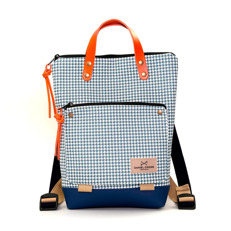 Mochila Mini Book Holder Impermeable con bolsillo extra Daniel Chong - Pata de gallo azul