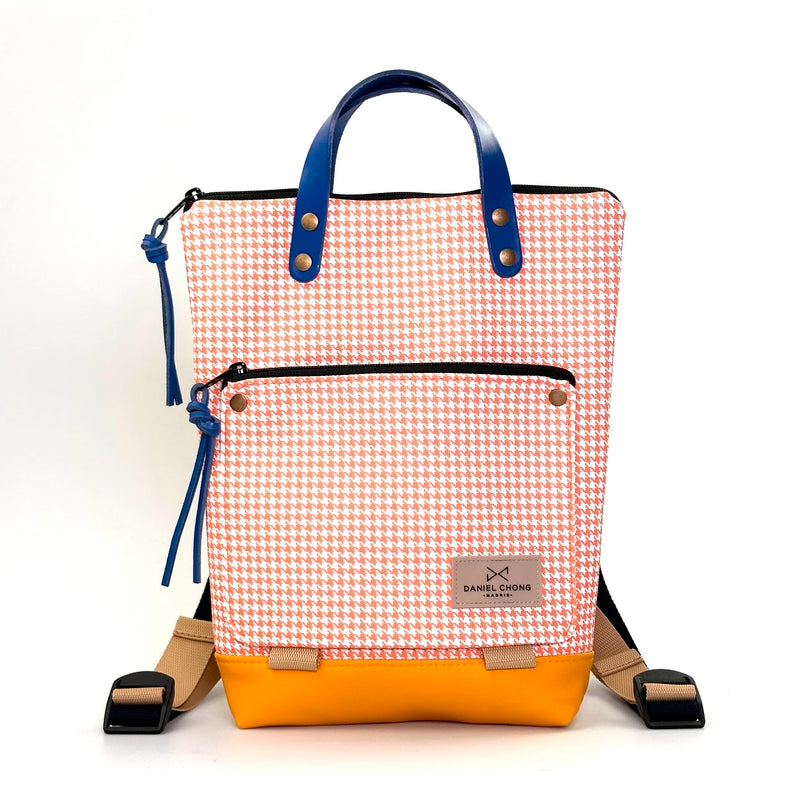 Mochila Mini Book Holder Impermeable con bolsillo extra Daniel Chong - Pata de gallo naranja