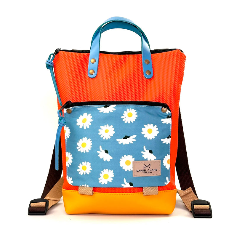 Mochila Mini Book Holder Impermeable con bolsillo extra Daniel Chong - Naranja con bolsillo margaritas