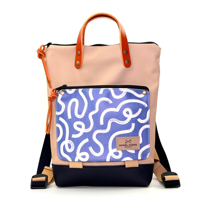 Mochila Mini Book Holder Impermeable con bolsillo extra Daniel Chong - Beige con bolsillo vueltas